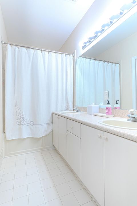 合同活跃: $3,600 (4 贝兹, 2 浴室, 1826 平方英尺)