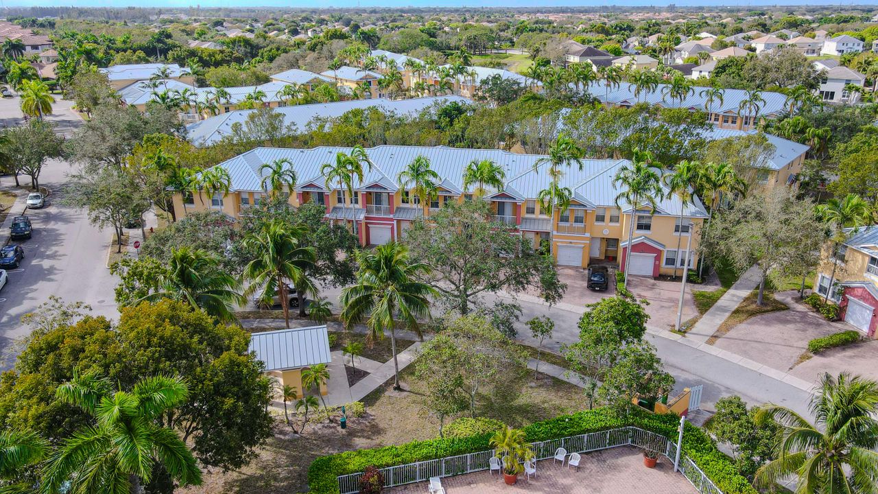 合同活跃: $3,600 (4 贝兹, 2 浴室, 1826 平方英尺)