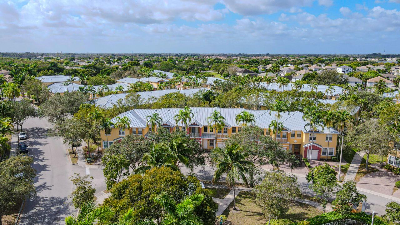 合同活跃: $3,600 (4 贝兹, 2 浴室, 1826 平方英尺)