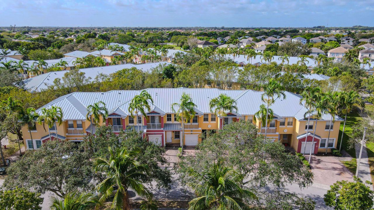 合同活跃: $3,600 (4 贝兹, 2 浴室, 1826 平方英尺)