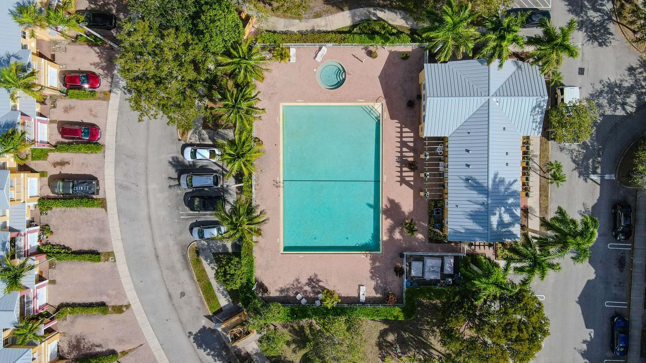 合同活跃: $3,600 (4 贝兹, 2 浴室, 1826 平方英尺)