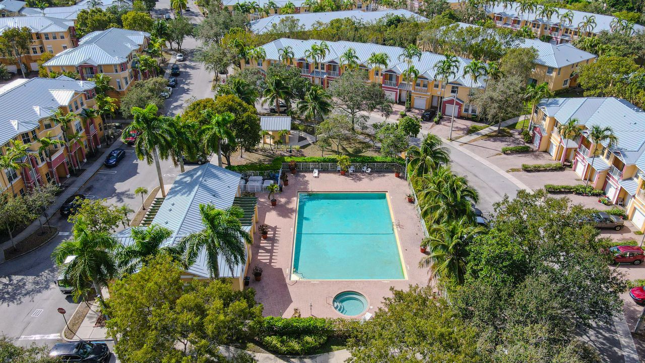 合同活跃: $3,600 (4 贝兹, 2 浴室, 1826 平方英尺)