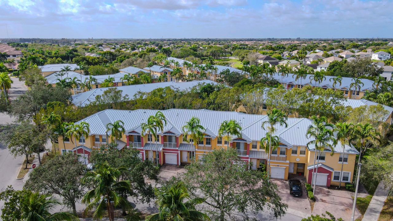 合同活跃: $3,600 (4 贝兹, 2 浴室, 1826 平方英尺)