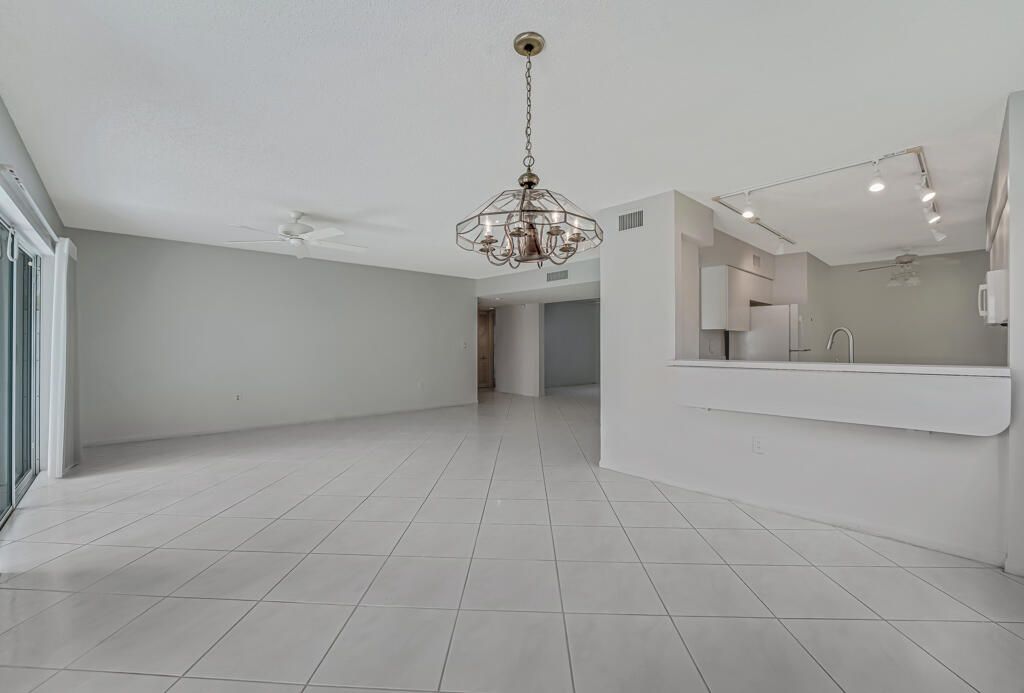 合同活跃: $199,000 (3 贝兹, 2 浴室, 1616 平方英尺)