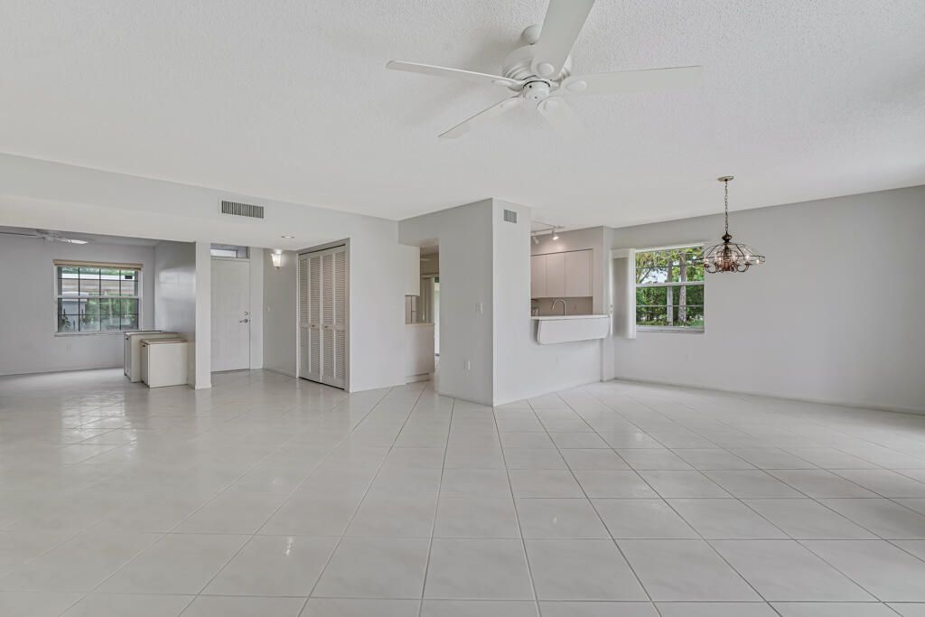 合同活跃: $199,000 (3 贝兹, 2 浴室, 1616 平方英尺)