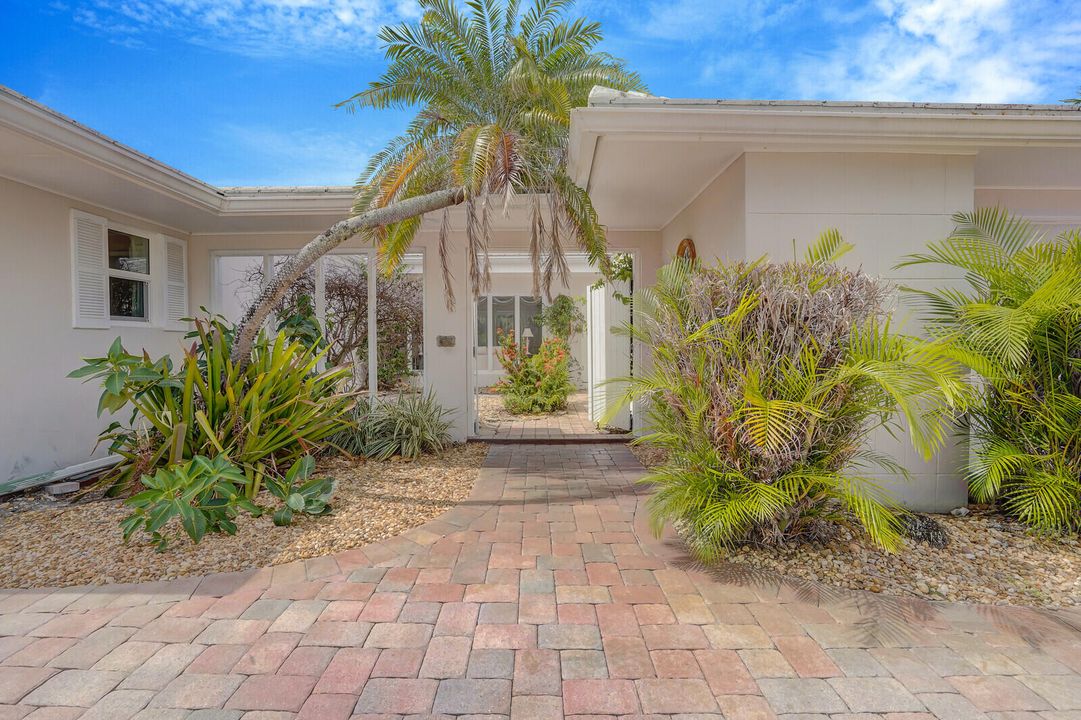 合同活跃: $1,299,000 (4 贝兹, 3 浴室, 2252 平方英尺)