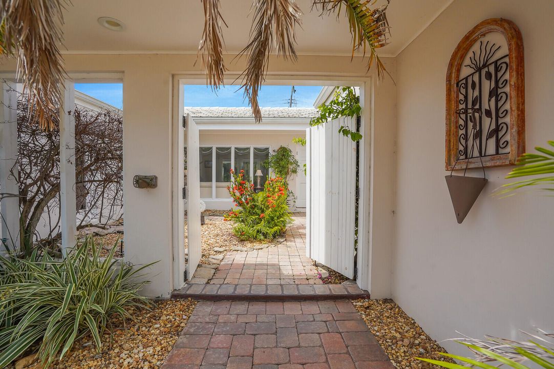 合同活跃: $1,299,000 (4 贝兹, 3 浴室, 2252 平方英尺)