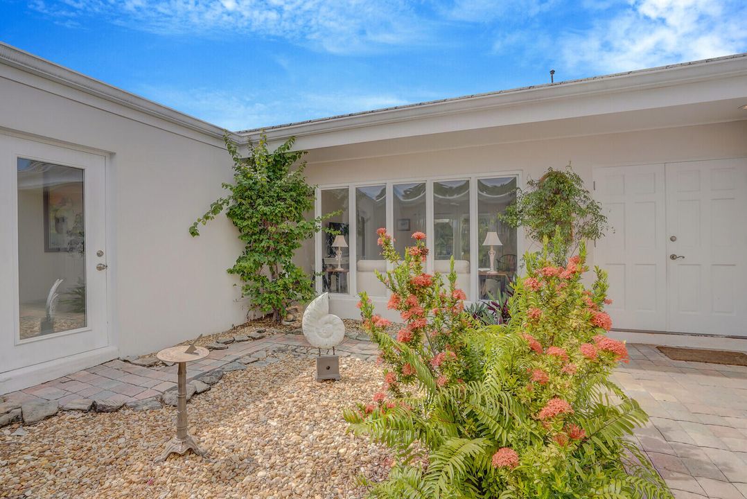 合同活跃: $1,299,000 (4 贝兹, 3 浴室, 2252 平方英尺)