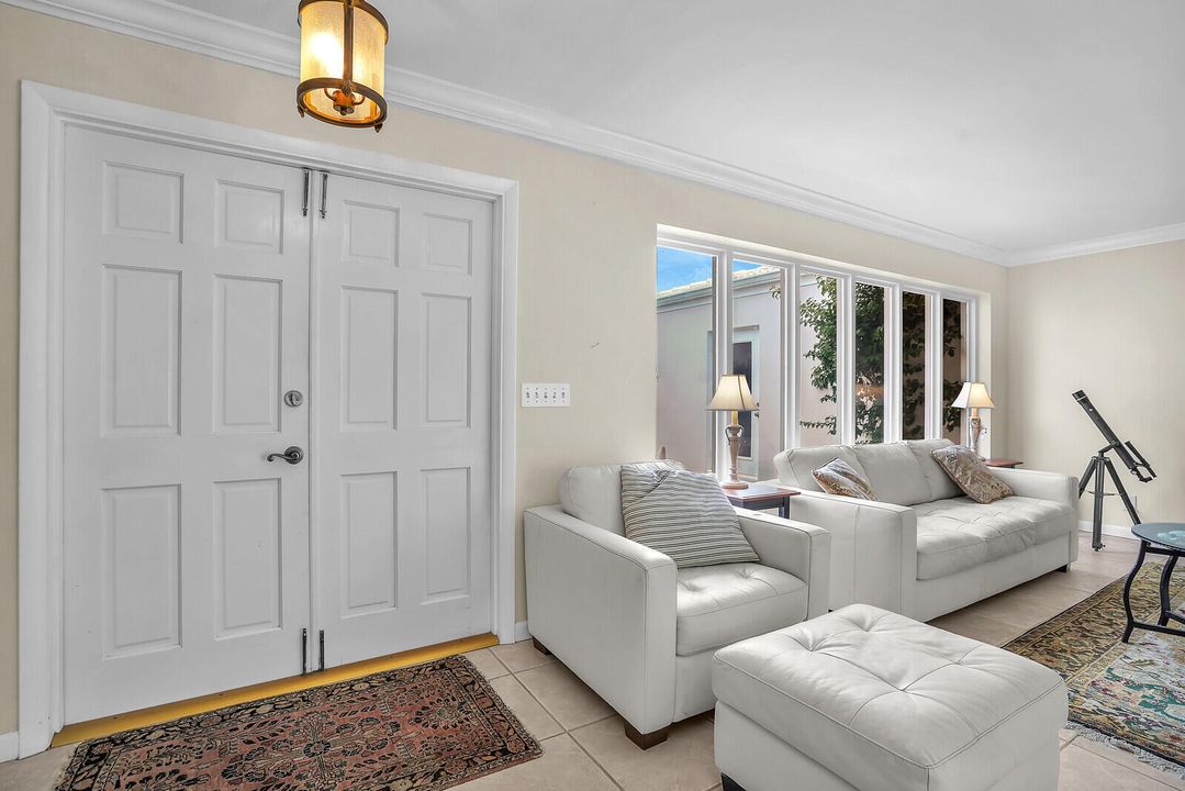 合同活跃: $1,299,000 (4 贝兹, 3 浴室, 2252 平方英尺)