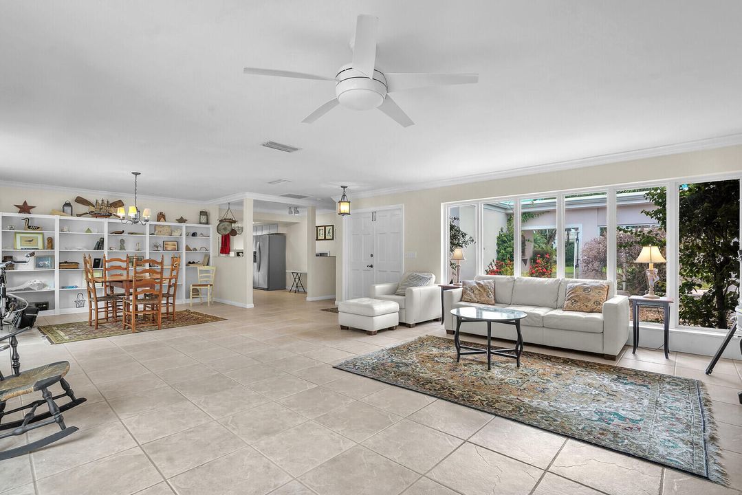 合同活跃: $1,299,000 (4 贝兹, 3 浴室, 2252 平方英尺)