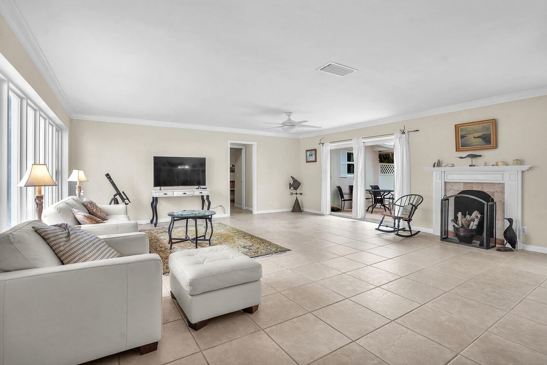 合同活跃: $1,299,000 (4 贝兹, 3 浴室, 2252 平方英尺)