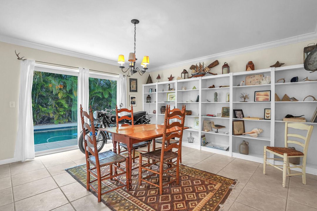 合同活跃: $1,299,000 (4 贝兹, 3 浴室, 2252 平方英尺)