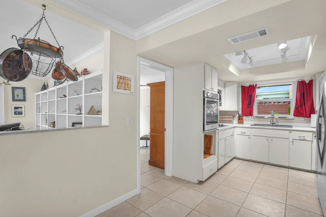 合同活跃: $1,299,000 (4 贝兹, 3 浴室, 2252 平方英尺)