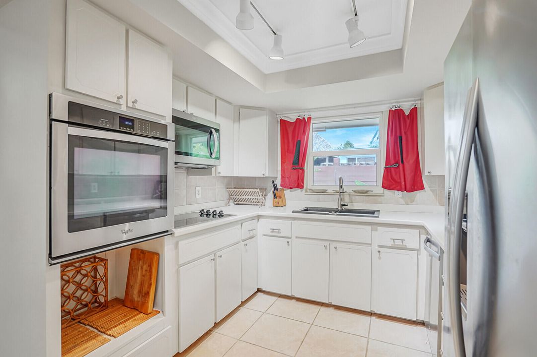 合同活跃: $1,299,000 (4 贝兹, 3 浴室, 2252 平方英尺)