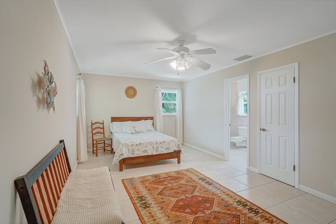 合同活跃: $1,299,000 (4 贝兹, 3 浴室, 2252 平方英尺)