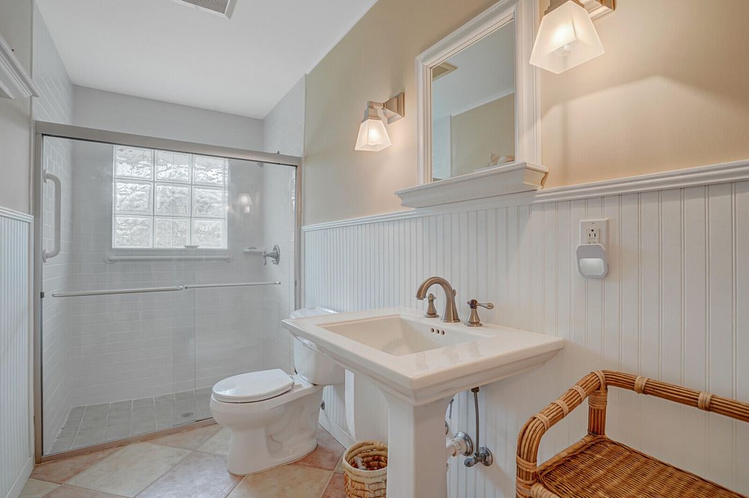 合同活跃: $1,299,000 (4 贝兹, 3 浴室, 2252 平方英尺)