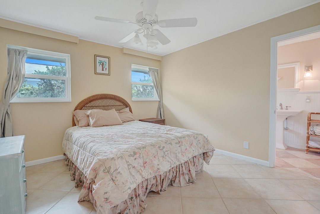 合同活跃: $1,299,000 (4 贝兹, 3 浴室, 2252 平方英尺)