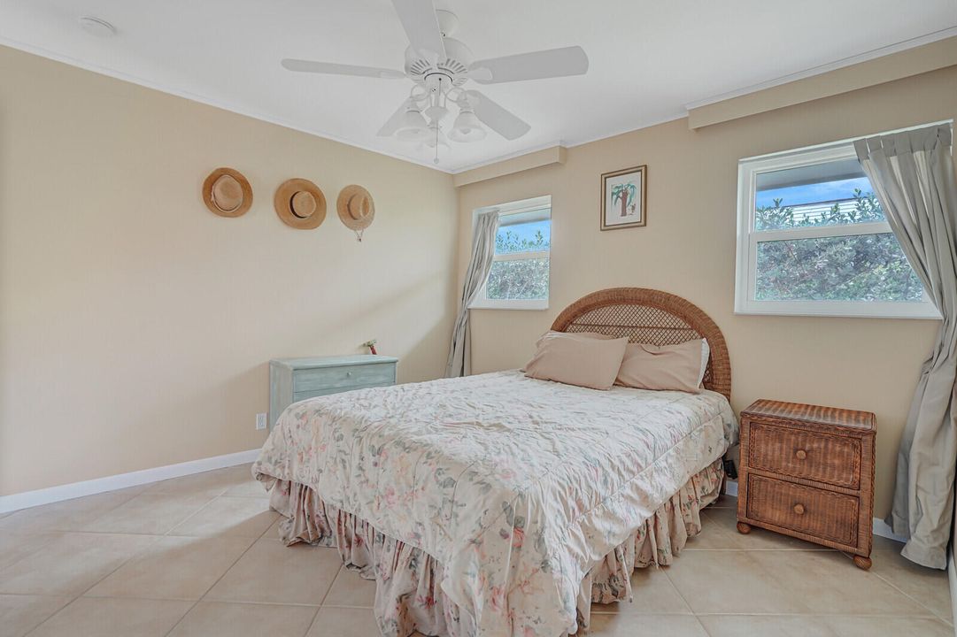 合同活跃: $1,299,000 (4 贝兹, 3 浴室, 2252 平方英尺)