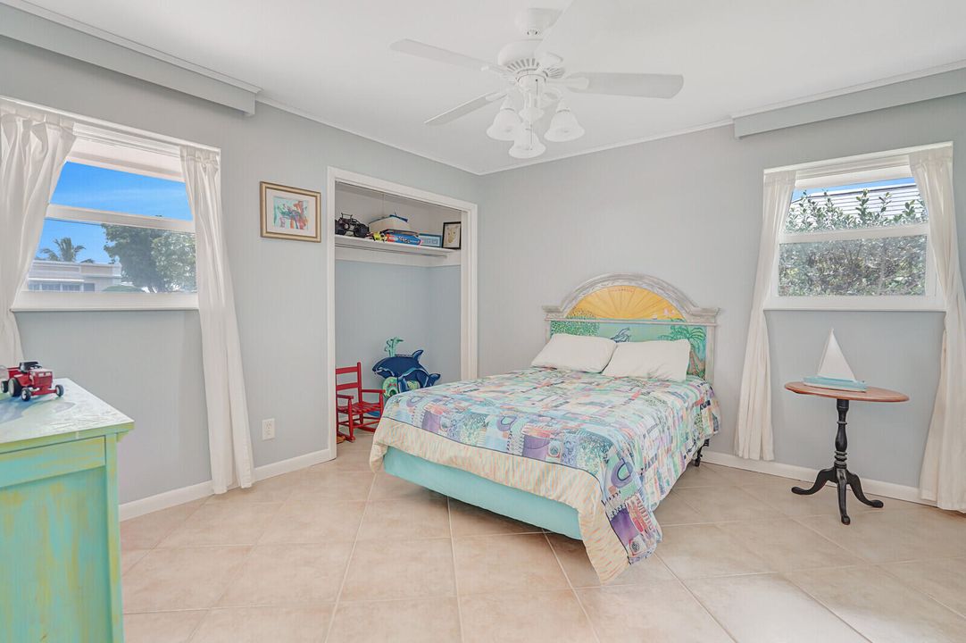 合同活跃: $1,299,000 (4 贝兹, 3 浴室, 2252 平方英尺)