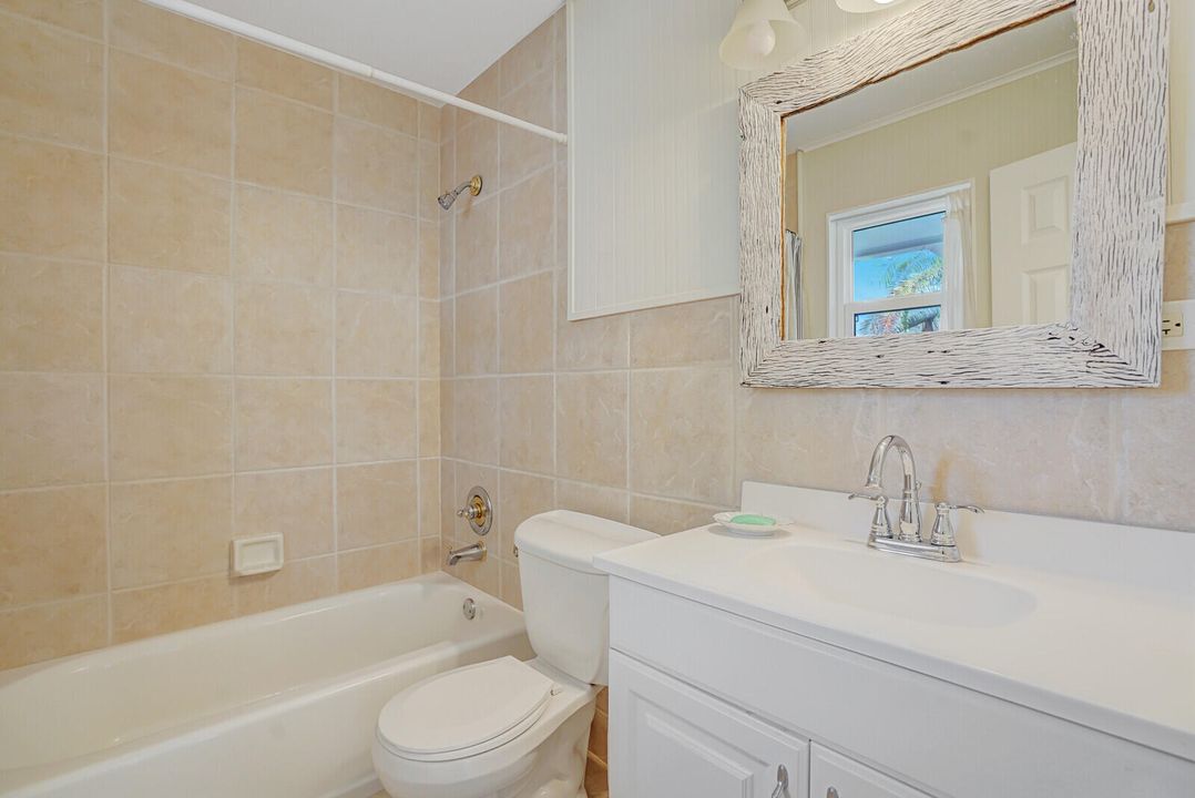 合同活跃: $1,299,000 (4 贝兹, 3 浴室, 2252 平方英尺)