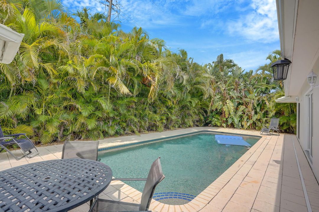 合同活跃: $1,299,000 (4 贝兹, 3 浴室, 2252 平方英尺)