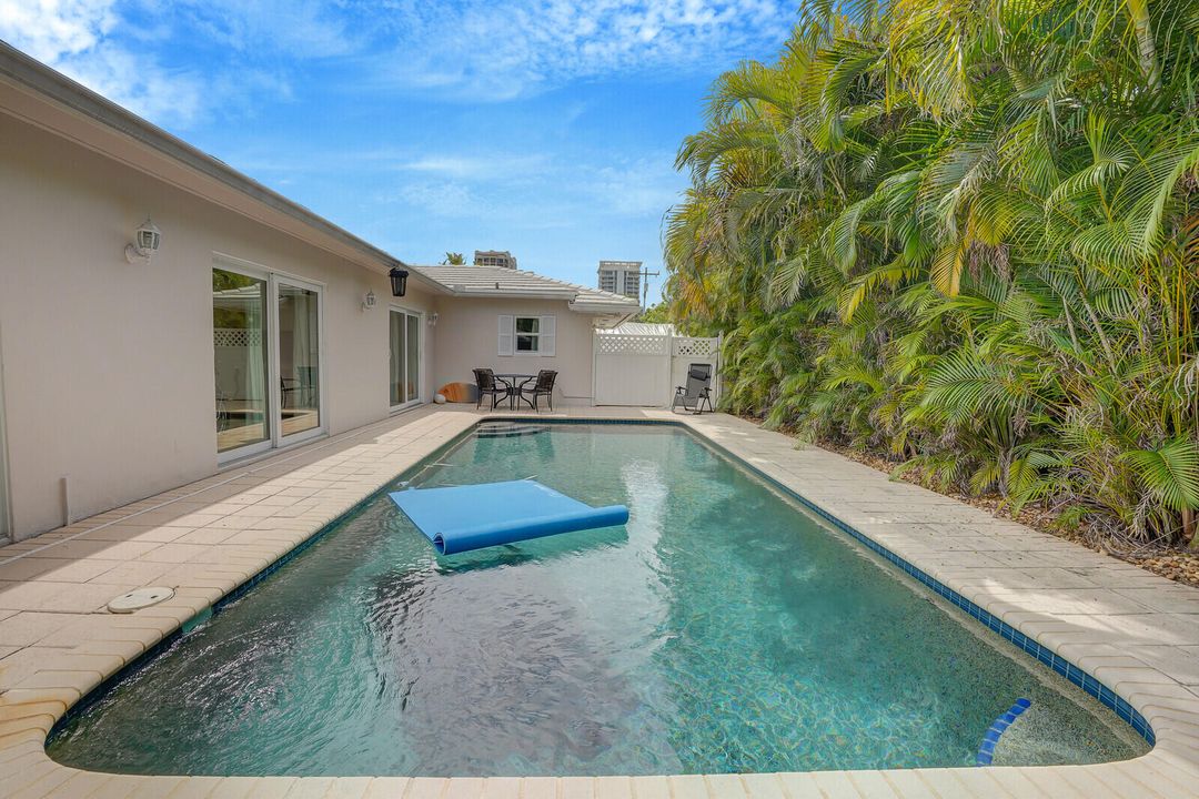 合同活跃: $1,299,000 (4 贝兹, 3 浴室, 2252 平方英尺)