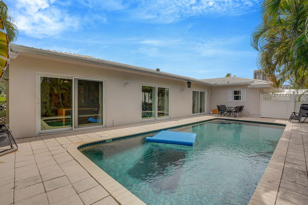 合同活跃: $1,299,000 (4 贝兹, 3 浴室, 2252 平方英尺)