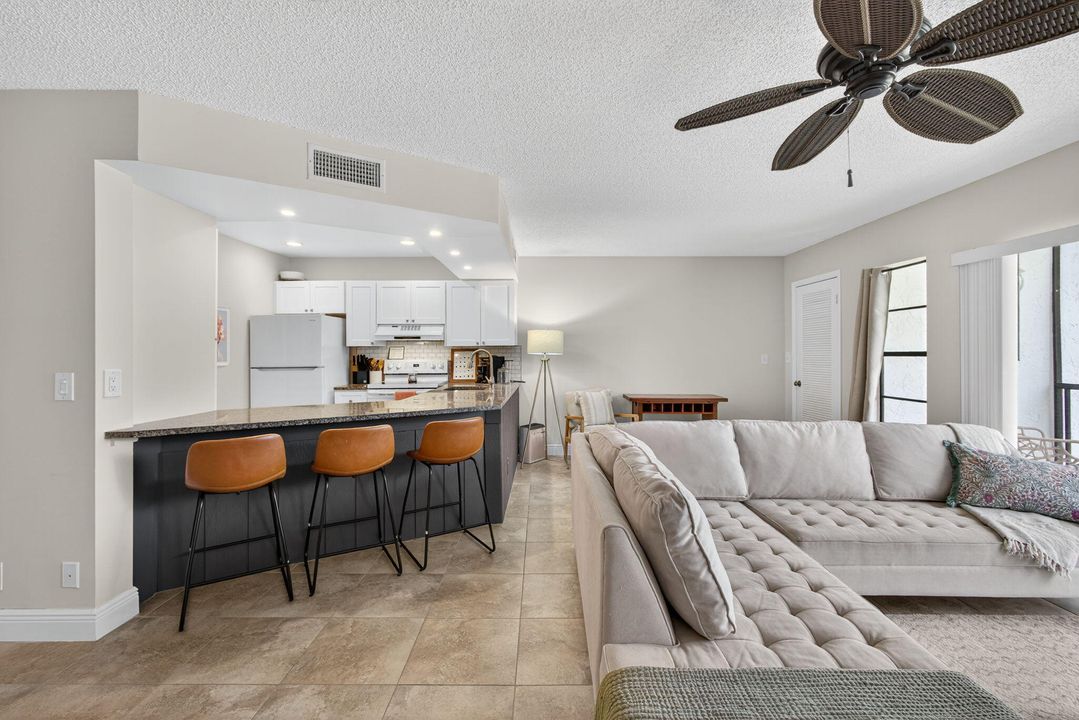 待售: $319,000 (1 贝兹, 1 浴室, 704 平方英尺)