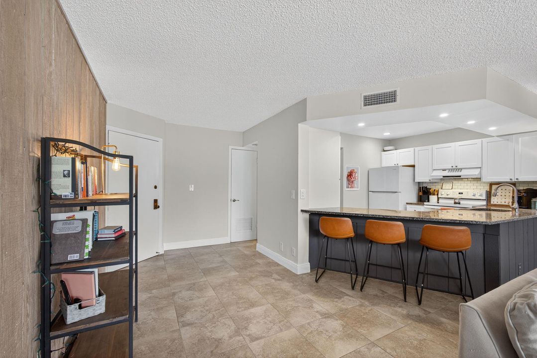 待售: $319,000 (1 贝兹, 1 浴室, 704 平方英尺)