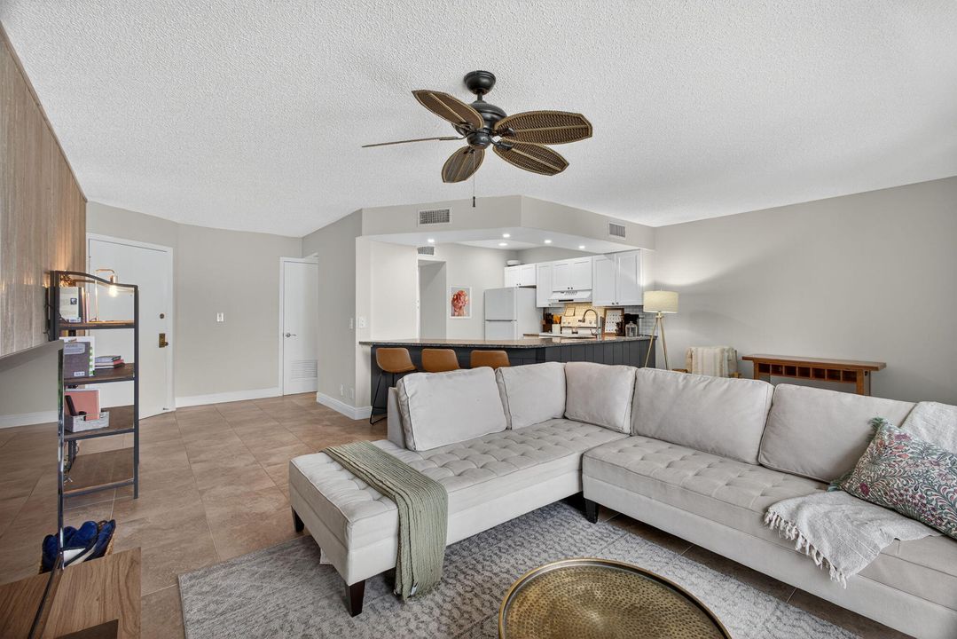 待售: $319,000 (1 贝兹, 1 浴室, 704 平方英尺)