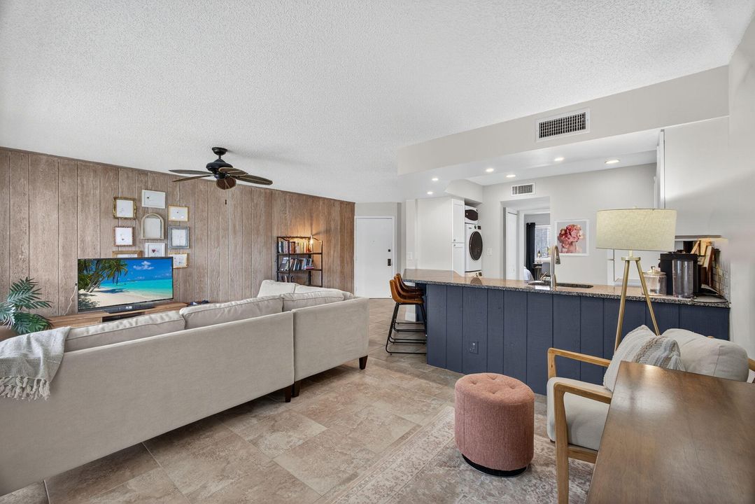 待售: $319,000 (1 贝兹, 1 浴室, 704 平方英尺)