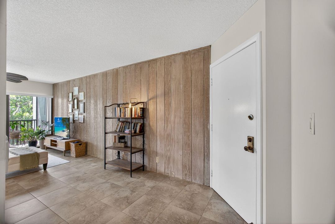 待售: $319,000 (1 贝兹, 1 浴室, 704 平方英尺)