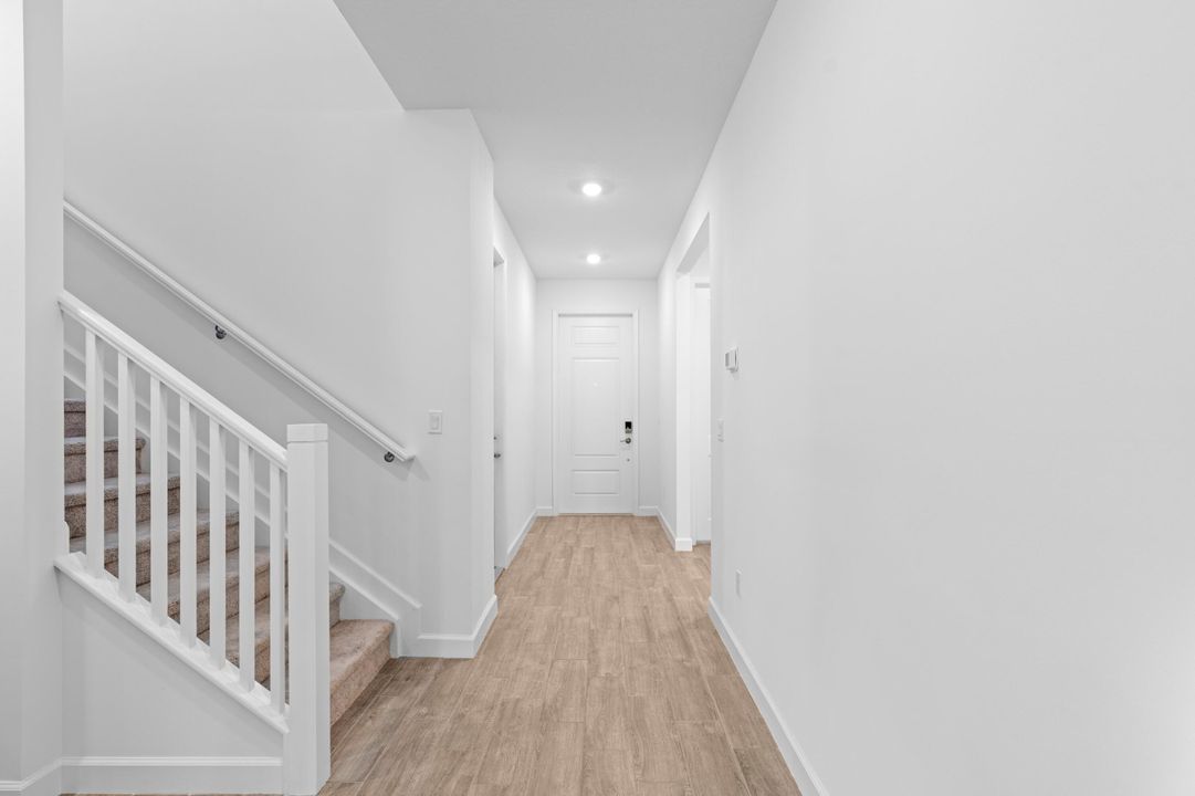 出租: $5,000 (4 贝兹, 3 浴室, 2500 平方英尺)