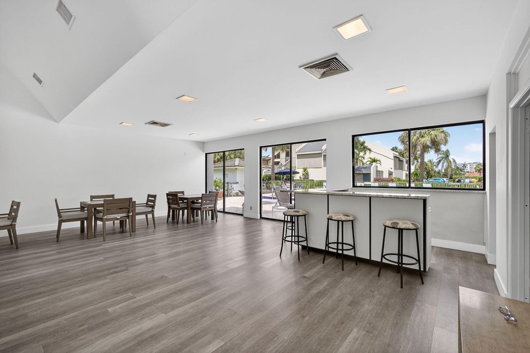 待售: $319,000 (1 贝兹, 1 浴室, 704 平方英尺)