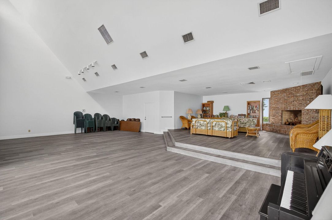 待售: $319,000 (1 贝兹, 1 浴室, 704 平方英尺)