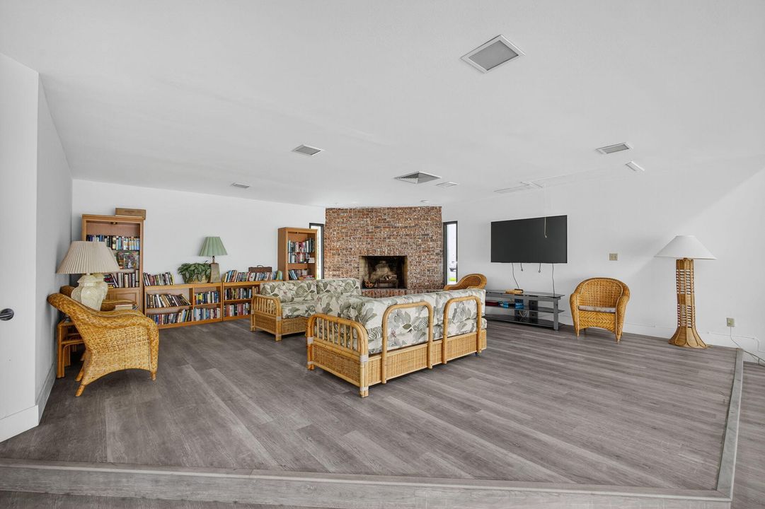 待售: $319,000 (1 贝兹, 1 浴室, 704 平方英尺)