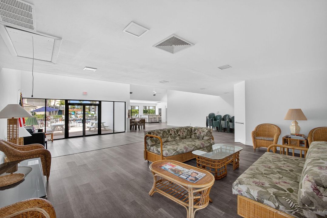 待售: $319,000 (1 贝兹, 1 浴室, 704 平方英尺)