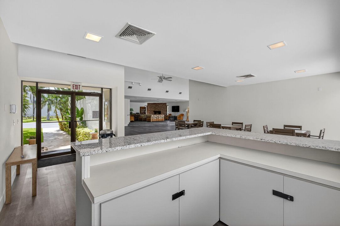 待售: $319,000 (1 贝兹, 1 浴室, 704 平方英尺)