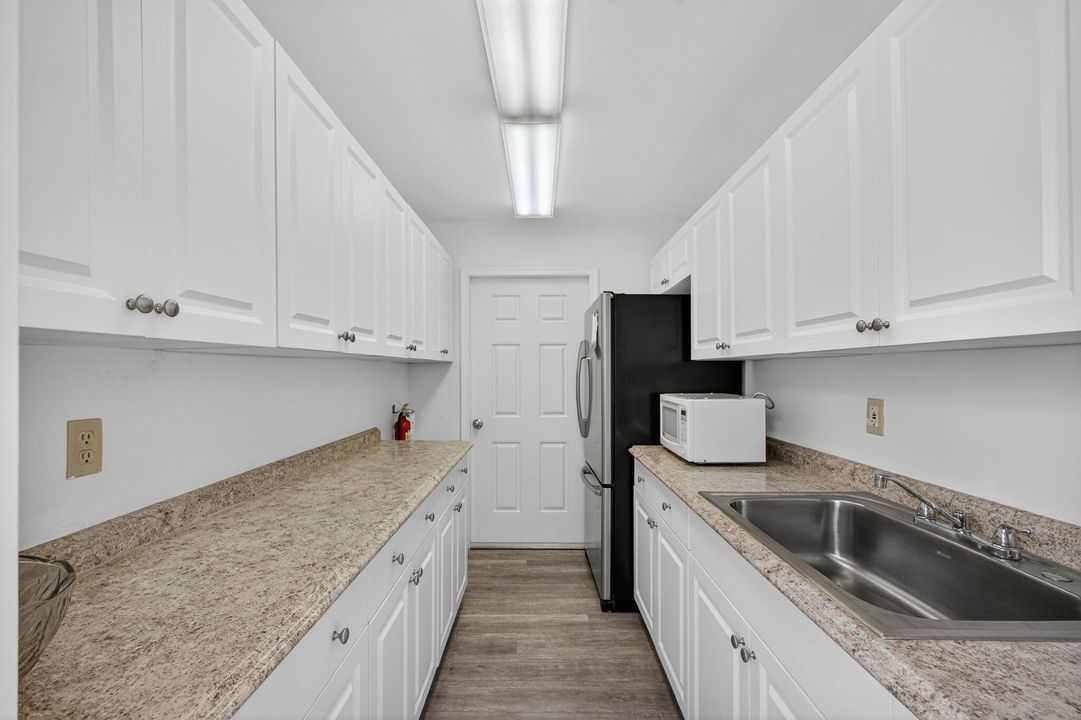 待售: $319,000 (1 贝兹, 1 浴室, 704 平方英尺)