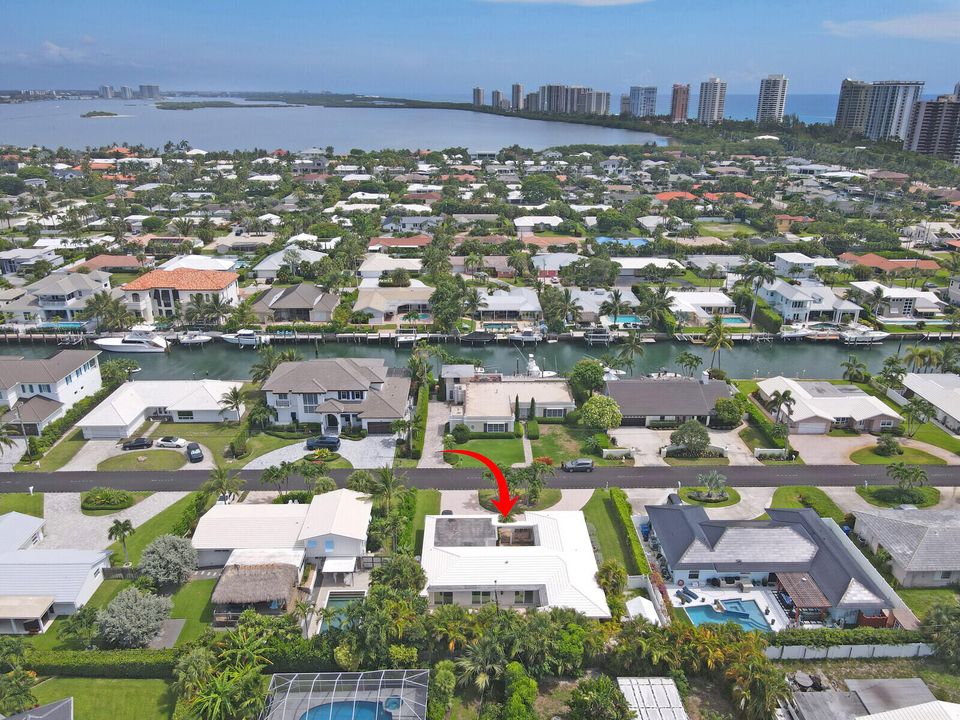 合同活跃: $1,299,000 (4 贝兹, 3 浴室, 2252 平方英尺)