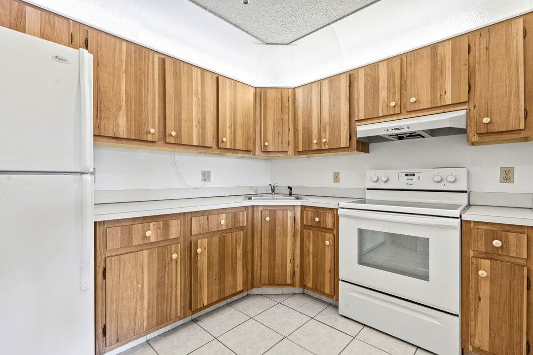 Active With Contract: $99,800 (1 beds, 1 baths, 639 Square Feet)