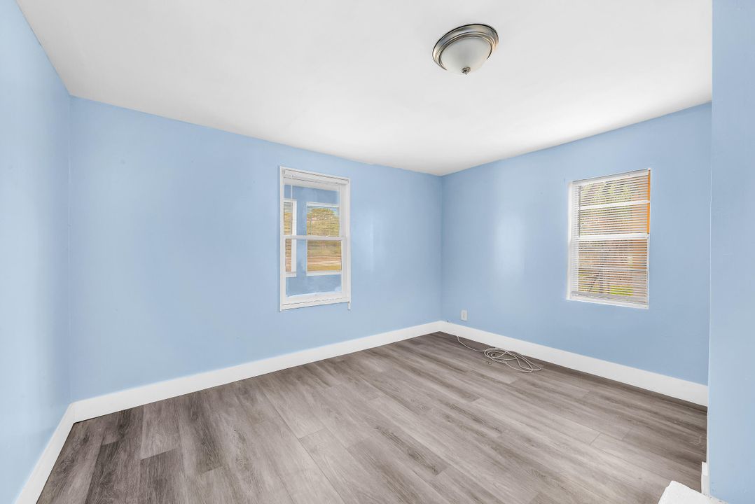 На продажу: $215,000 (2 спален, 1 ванн, 974 Квадратных фут)