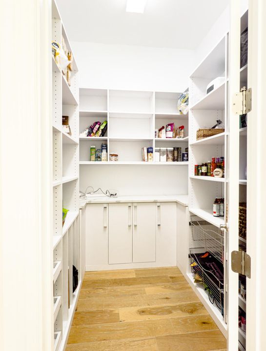 For Sale: $4,399,000 (6 beds, 5 baths, 5226 Square Feet)