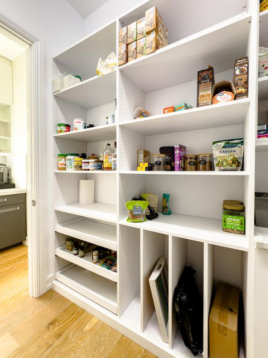 For Sale: $4,399,000 (6 beds, 5 baths, 5226 Square Feet)