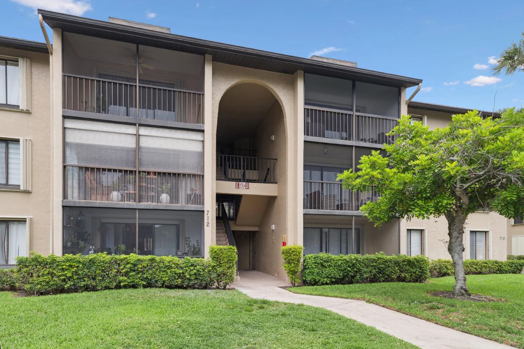 Recently Sold: $210,000 (2 beds, 2 baths, 1068 Square Feet)