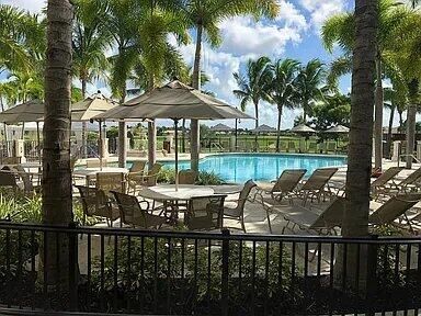 合同活跃: $5,000 (2 贝兹, 2 浴室, 2065 平方英尺)