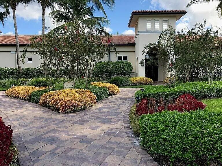 合同活跃: $5,000 (2 贝兹, 2 浴室, 2065 平方英尺)