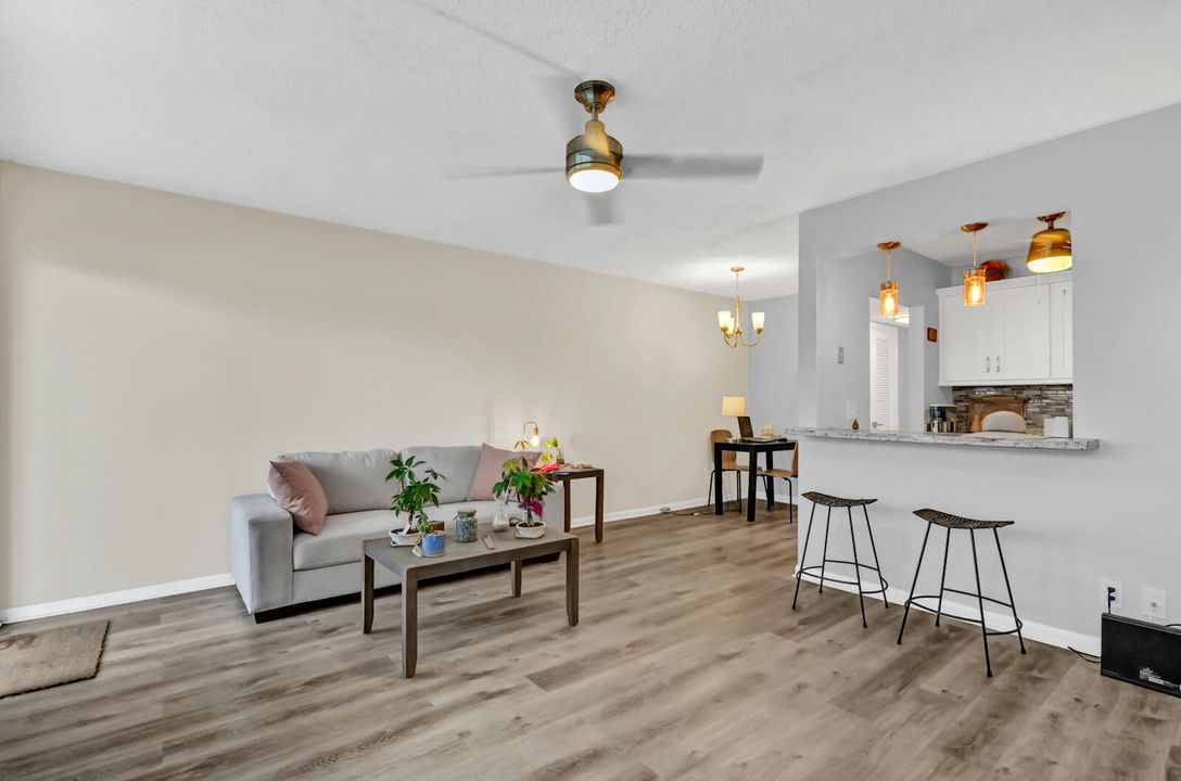 合同活跃: $79,000 (1 贝兹, 1 浴室, 585 平方英尺)