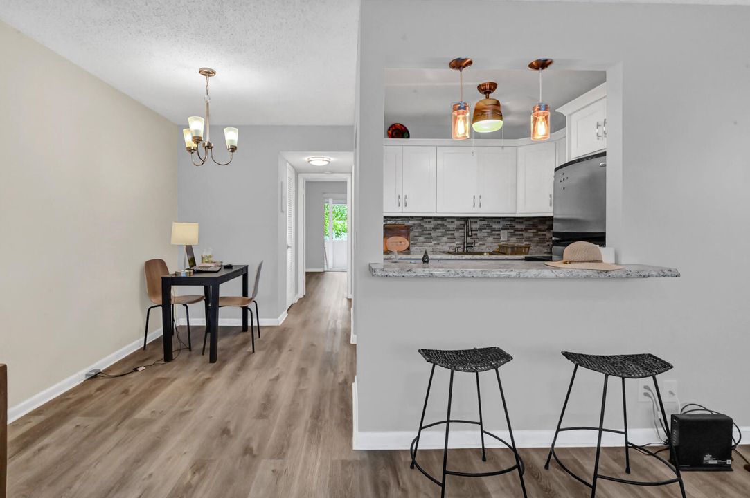 合同活跃: $79,000 (1 贝兹, 1 浴室, 585 平方英尺)