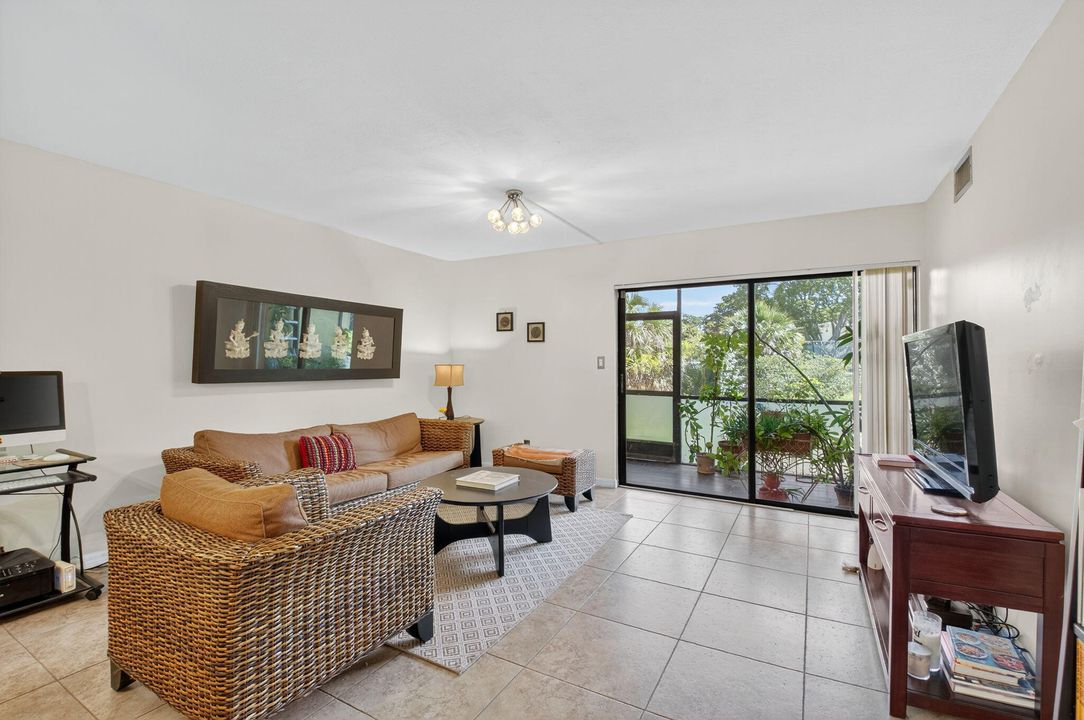 Под контрактом: $280,000 (2 спален, 2 ванн, 957 Квадратных фут)